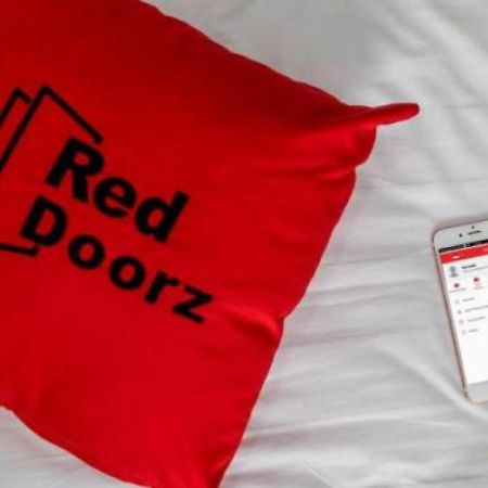 ホテル Reddoorz @ Ranotana マナド エクステリア 写真